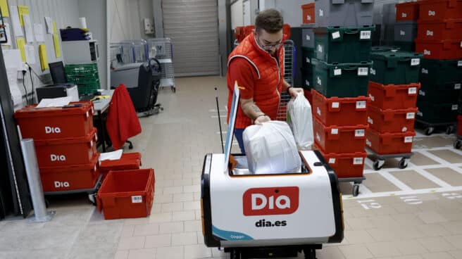 Dia empieza a repartir la compra en Alcobendas con una flota de robots autónomos Vista de uno de los primeros robots de reparto que el ayuntamiento de Alcobendas