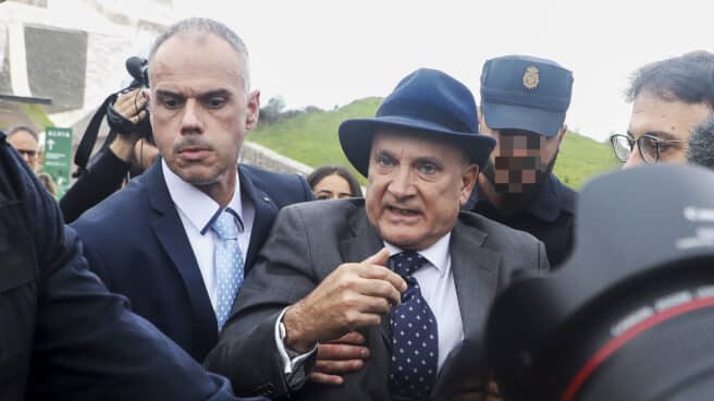 Agresión al ex jefe de Seguridad de Adif, Andrés Cortabitarte, en el juicio del Alvia. Agresión al ex jefe de Seguridad de Adif, Andrés Cortabitarte, en el juicio del Alvia.