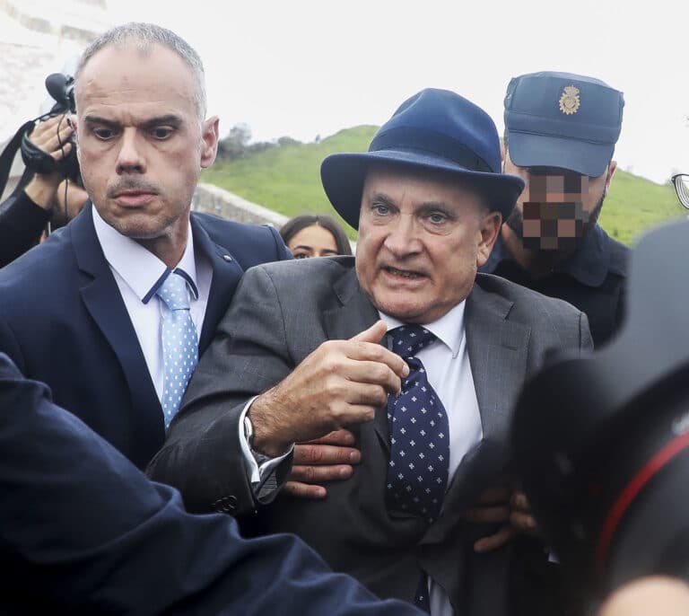 El padre de una víctima del accidente del Alvia agrede al ex jefe de Seguridad de Adif