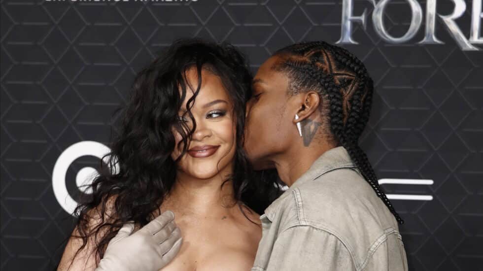 a cantante barbadense Rihanna (L) y el rapero estadounidense A$AP Rocky (R) asisten al estreno de 'Black Panther: Wakanda Forever' de Marvel