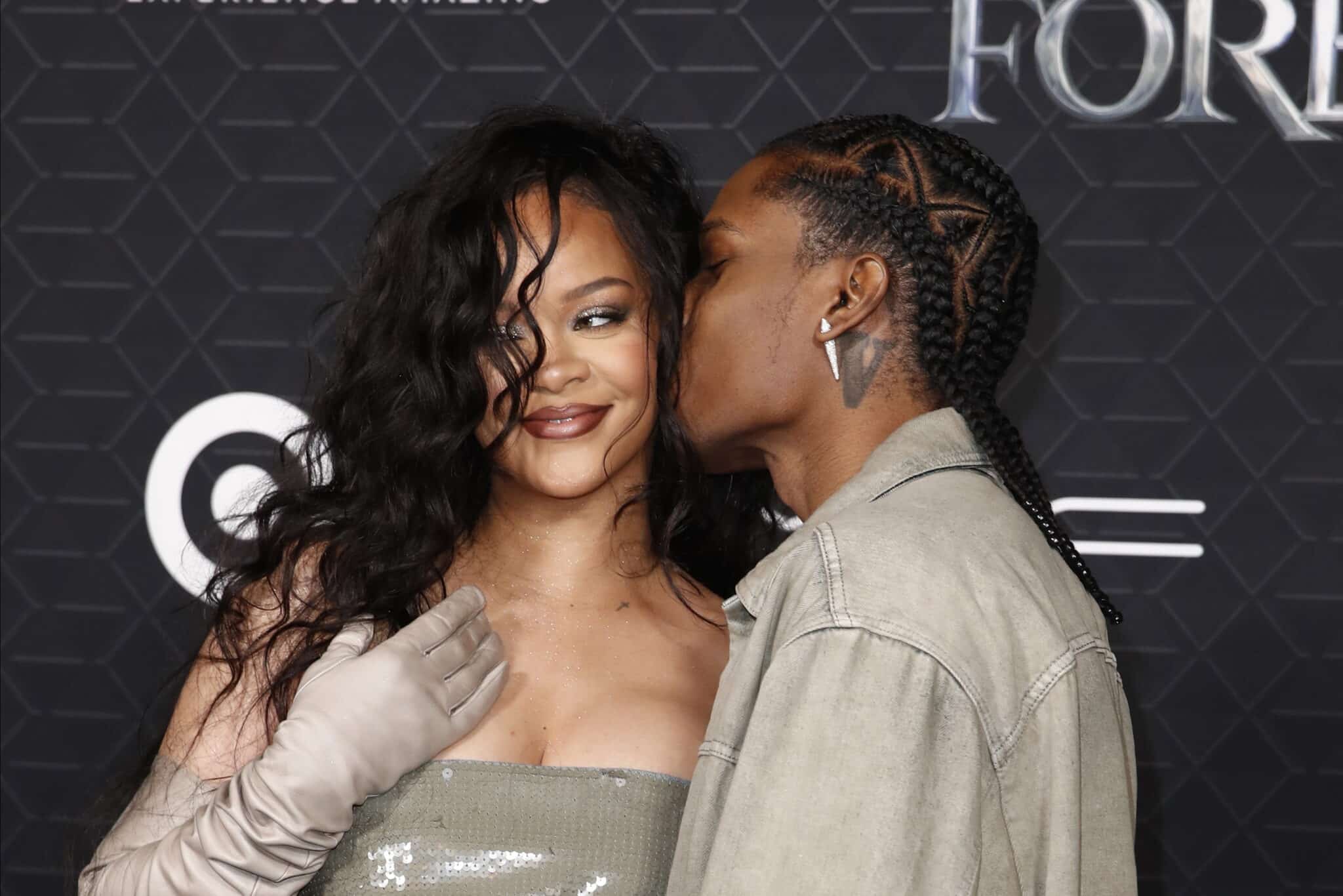 a cantante barbadense Rihanna (L) y el rapero estadounidense A$AP Rocky (R) asisten al estreno de 'Black Panther: Wakanda Forever' de Marvel