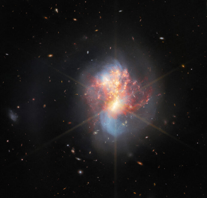 El telescopio James Webb ha vuelto a mostrar una imagen del universo, esta vez de IC 1623, un par de galaxias entrelazadas que interactúan y que se encuentra a unos 270 millones de años luz de la Tierra