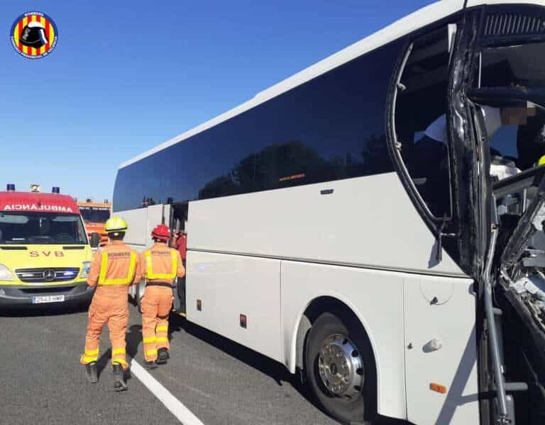 18 heridos en un accidente entre un autobús y un camión en la A-7 en Valencia