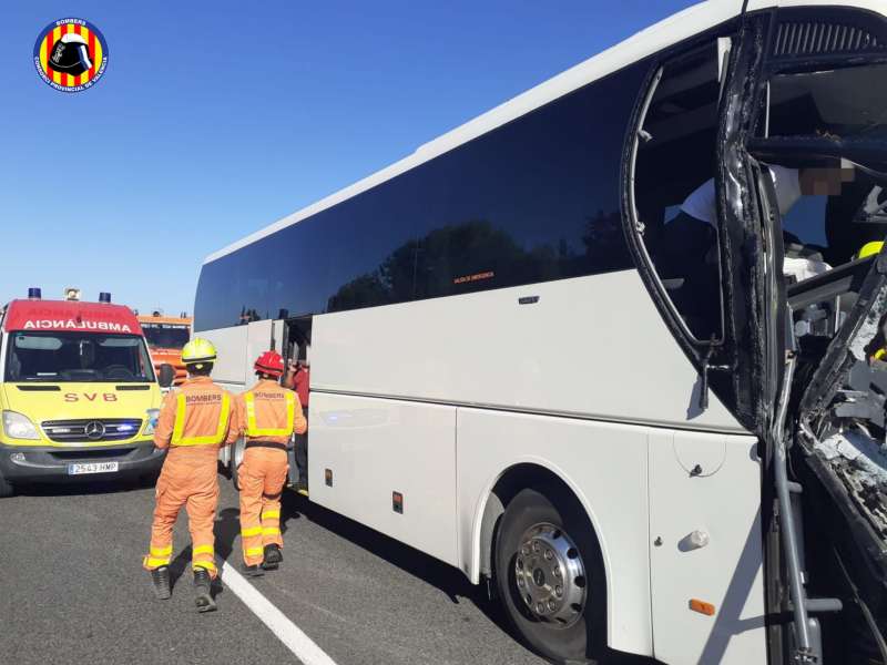 Un total de 18 heridos leves en un accidente entre un autobús y un camión en la A-7