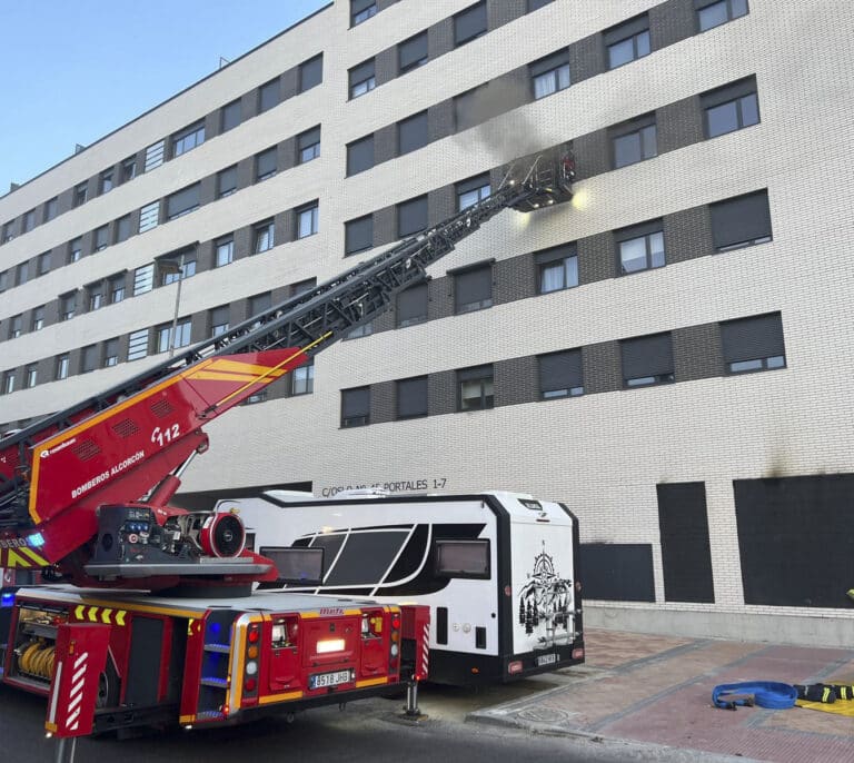 Muere el bebé de nueve meses intoxicado tras el incendio de Alcorcón
