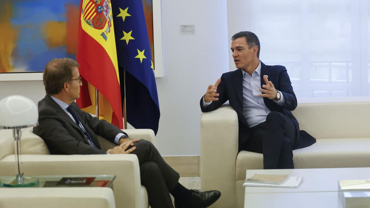 Sánchez y Feijóo conversan en la Moncloa.