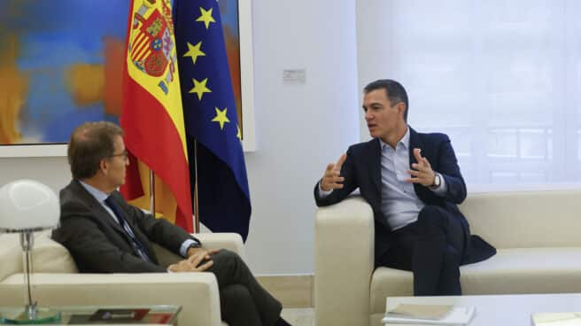 Sánchez y Feijóo conversan en la Moncloa.