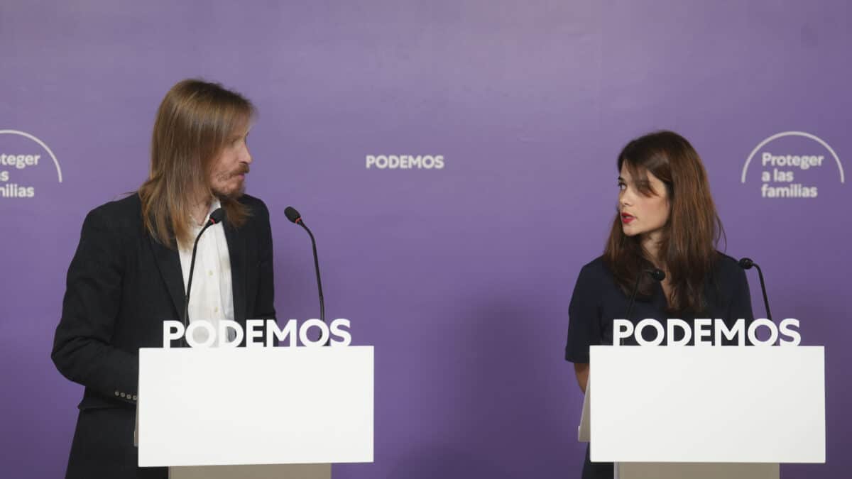 Los portavoces de Podemos, Pablo Fernández (i) e Isa Serra durante la rueda de prensa ofrecida este lunes en la sede de la formación, en Madrid.