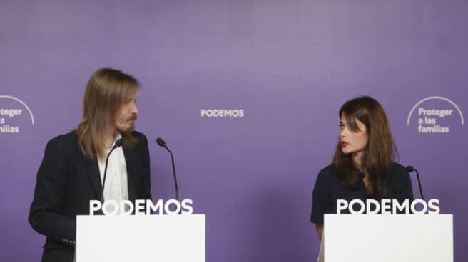 Los portavoces de Podemos, Pablo Fernández (i) e Isa Serra durante la rueda de prensa ofrecida este lunes en la sede de la formación, en Madrid.