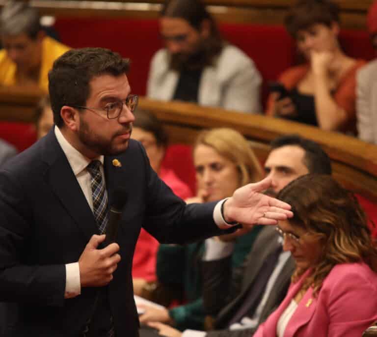 Aragonès se estrella con su debilidad parlamentaria en el primer pleno