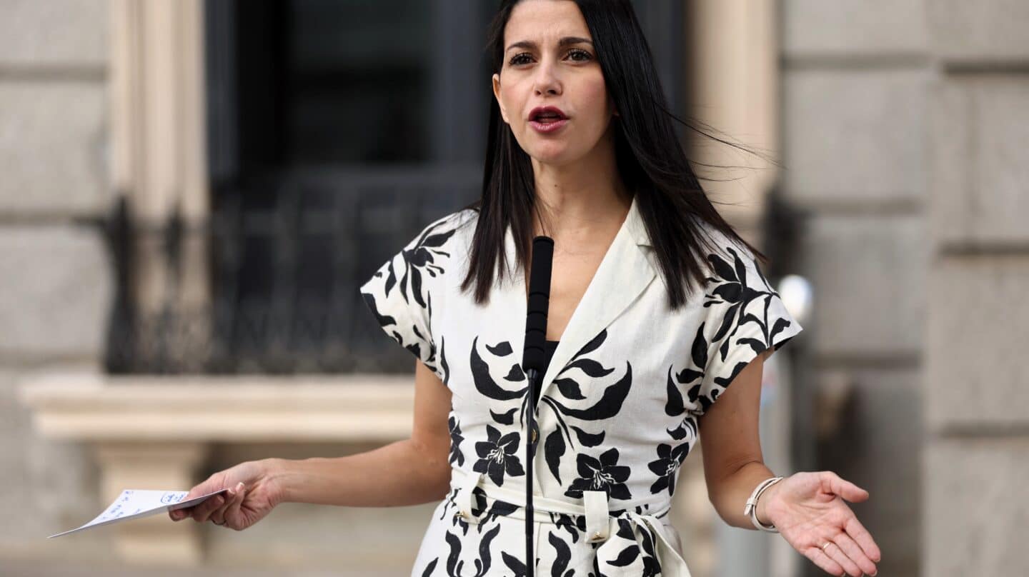 La líder de Ciudadanos, Inés Arrimadas, ofrece declaraciones a los medios durante una sesión plenaria, en el Congreso de los Diputados