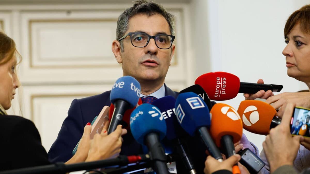 MADRID, 28/10/2022.- El ministro de la Presidencia, Félix Bolaños, atiende a la prensa a su llegada a la presentación del enlace digital de la Colección Histórica de Gazeta, de la Agencia Estatal del BOE, con el Diccionario Biográfico de la Real Academia de la Historia este viernes en Madrid. EFE/ Chema Moya