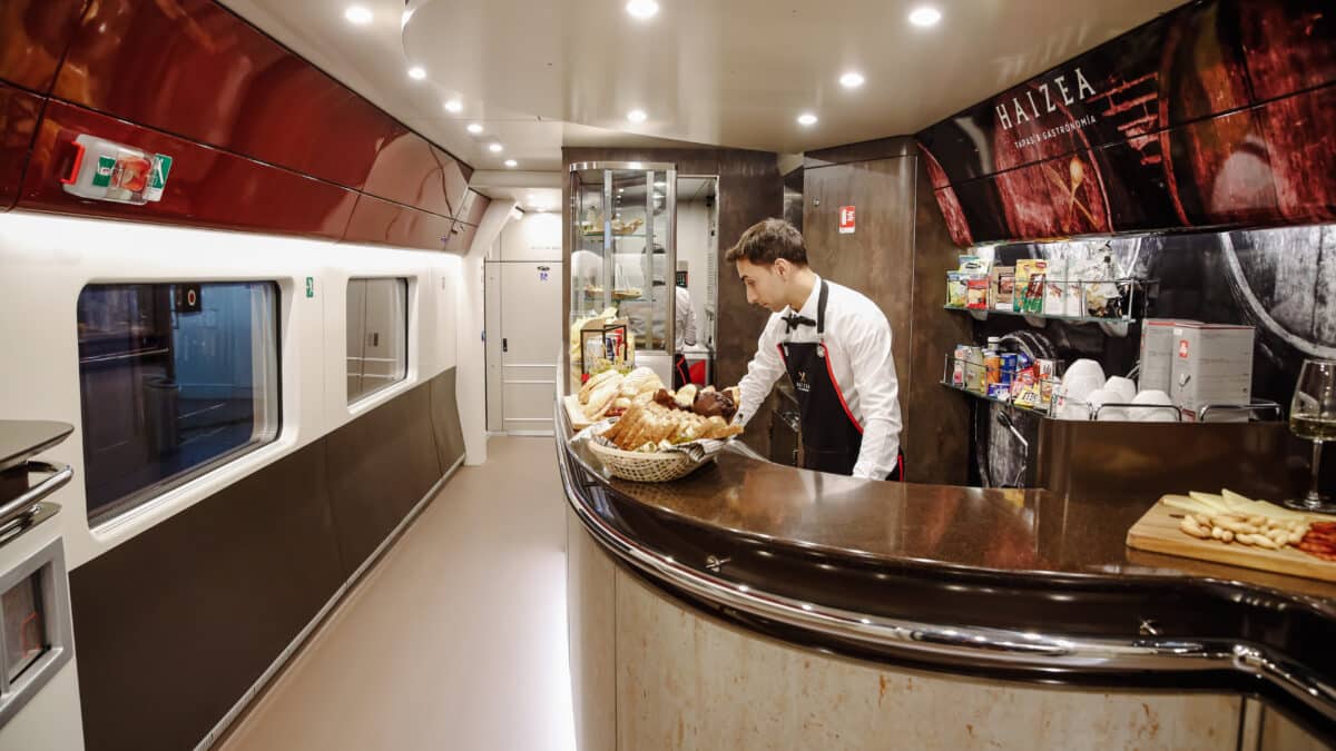 Un camarero en la cafetería del interior de uno de los trenes de la operadora Iryo, en Atocha, Madrid.
