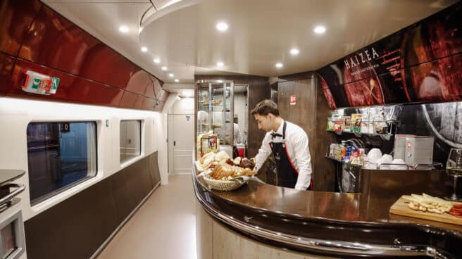 Un camarero en la cafetería del interior de uno de los trenes de la operadora Iryo, en Atocha, Madrid.