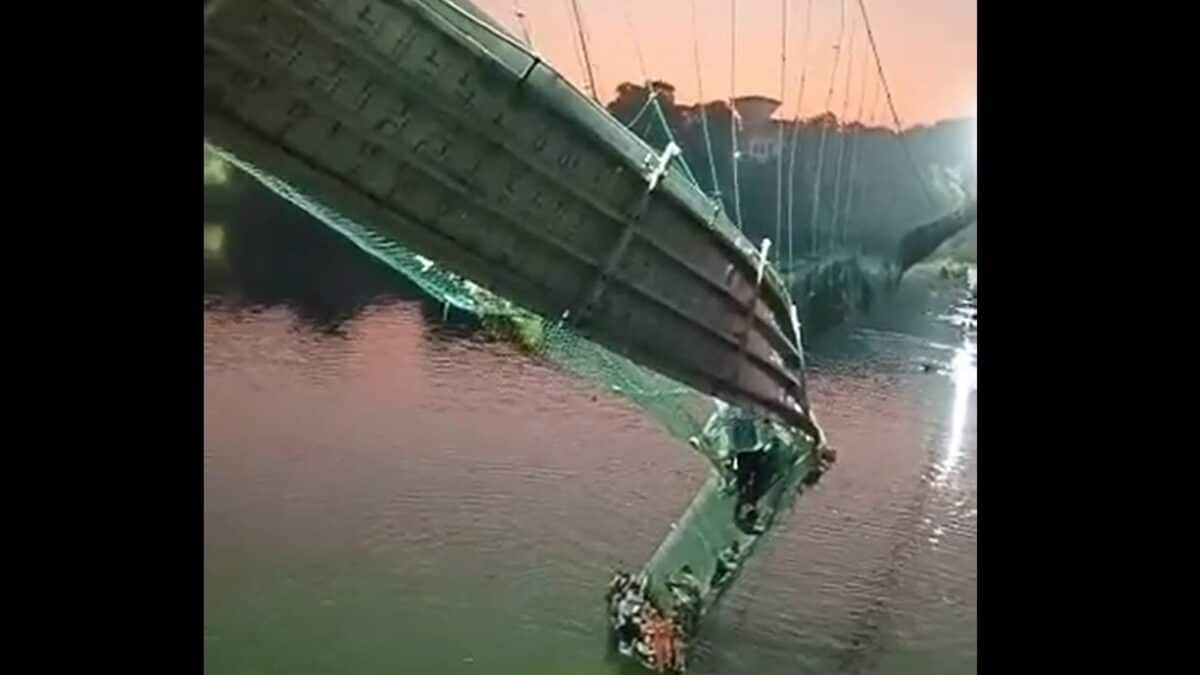 Se desprende el puente colgante de Morbi, en la India