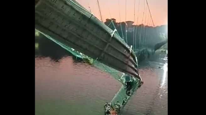 Se desprende el puente colgante de Morbi, en la India