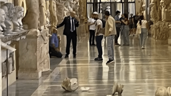 Detienen a un turista estadounidense tras derribar dos esculturas en los Museos Vaticanos Imagen del guía turístico Erik Walters