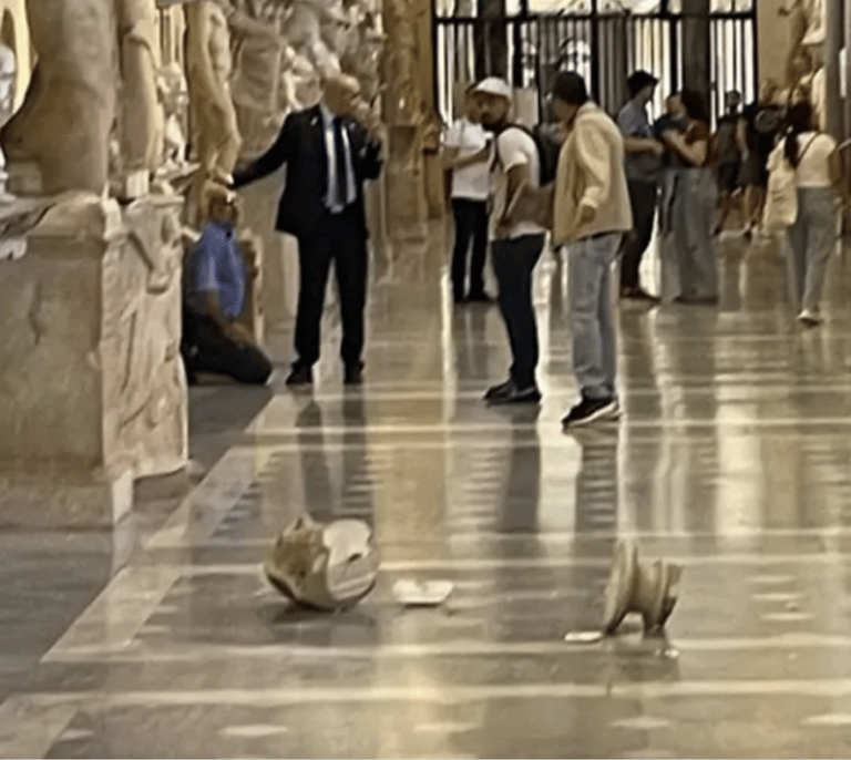 Detienen a un turista estadounidense tras derribar dos esculturas en los Museos Vaticanos
