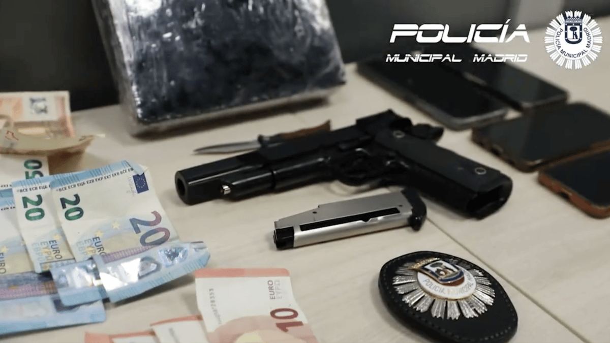 Pistola de aire comprimido y cocaíana incautada a tres personas en las fiestas del madrileño barrio del Pilar