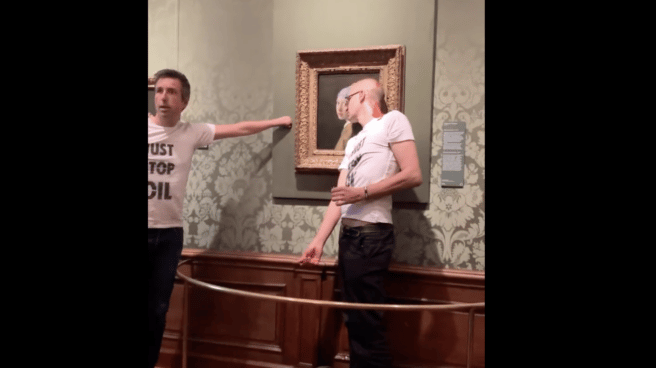 Tres activistas climáticos atentan contra el cuadro 'La joven de la Perla' en La Haya Activistas protestando en el museo de La Haya