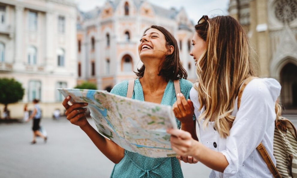 Dos chicas con un mapa disfrutando de su viaje de eDreams