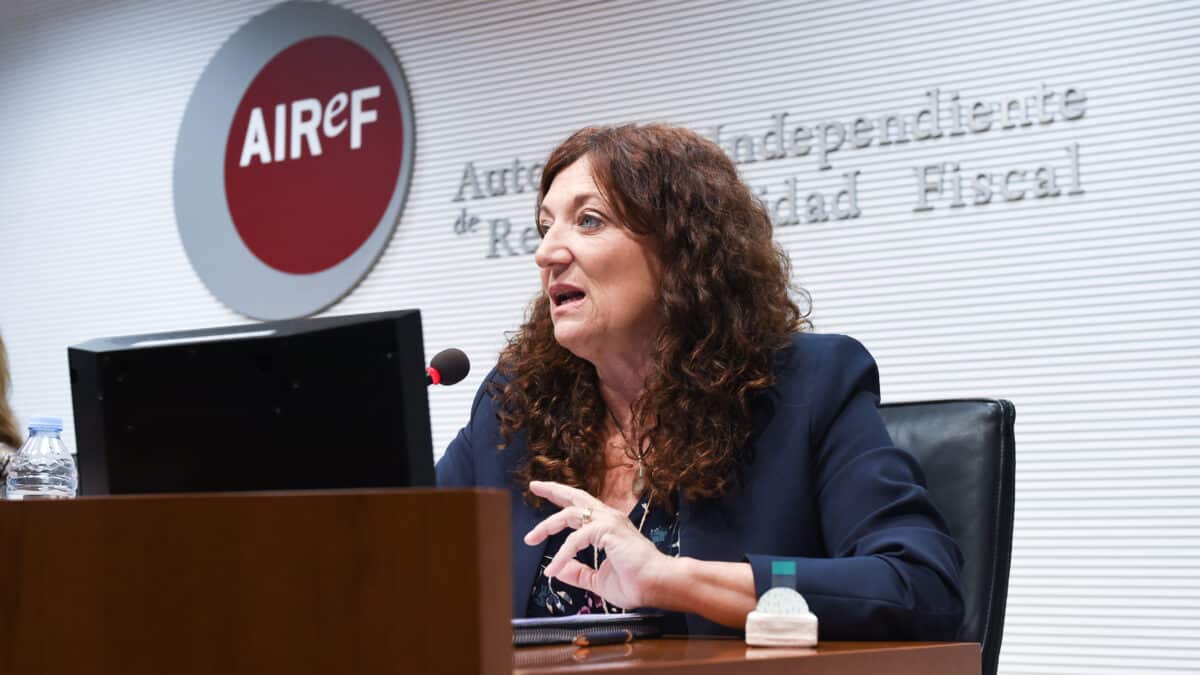 La directora de la División de Análisis Económico de la Autoridad Independiente de Responsabilidad Fiscal (AIReF), Esther Gordo Mora, interviene durante una rueda de prensa en la sede del organismo.