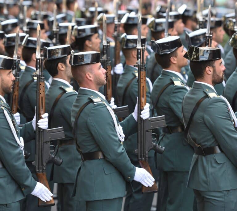 La Guardia Civil sale por primera vez del cuartel... y Bildu le espera en la calle