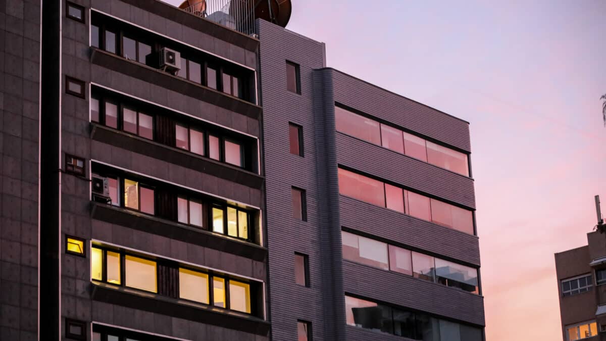 Un edificio residencial con las luces encendidas.