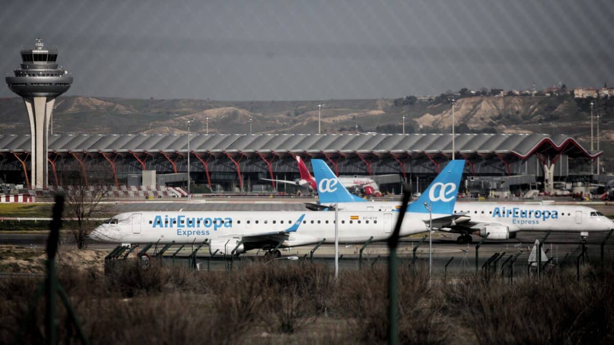 Dos aviones de Air Europa en las pistas del aeropuerto madrileño de Barajas.