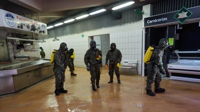 Militares desinfectando el mercado municipal de Abastos del barrio del ensanche de Pamplona durante el primer estado de alarma.