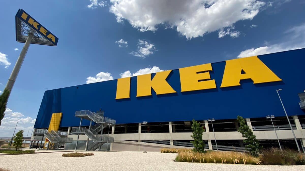Fachada y zonas exteriores pertenecientes a la tienda Ikea de Villaviciosa de Odón, en Madrid.