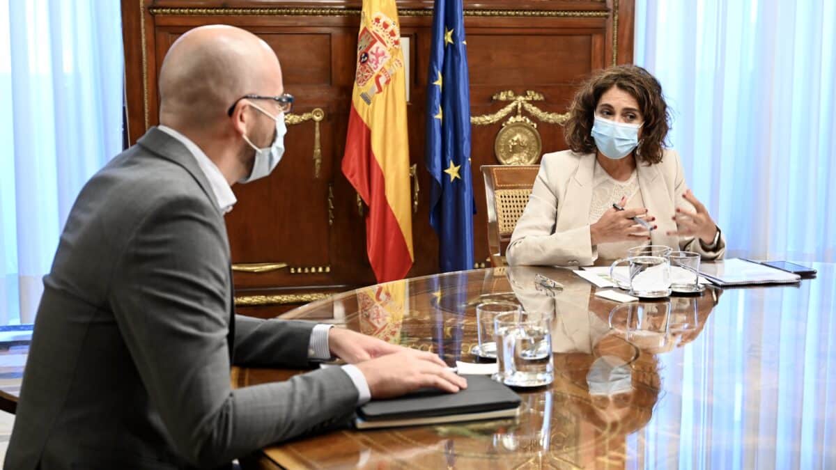 La ministra de Hacienda, María Jesús Montero (PSOE), y el secretario de Estado de Derechos Sociales, Nacho Álvarez (Unidas Podemos), en una imagen de 2020.