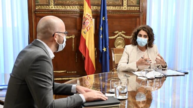 La ministra de Hacienda, María Jesús Montero (PSOE), y el secretario de Estado de Derechos Sociales, Nacho Álvarez (Unidas Podemos), en una imagen de 2020.