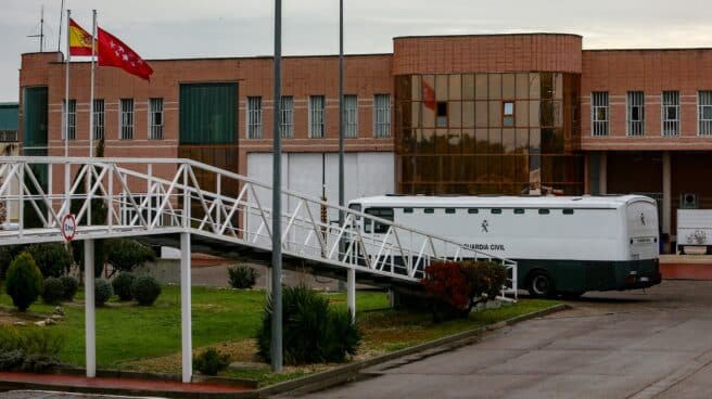 Un autobús de la Guardia Civil entra en las instalaciones del centro penitenciario Madrid IV, en Navalcarnero (Madrid).