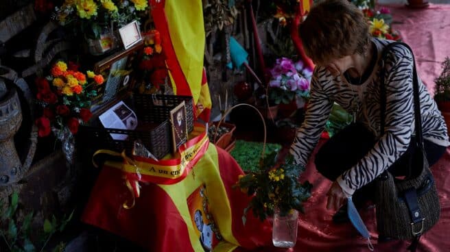 Una mujer deposita flores en el panteón de Franco, en el cementerio de Mingorrubio (Madrid).