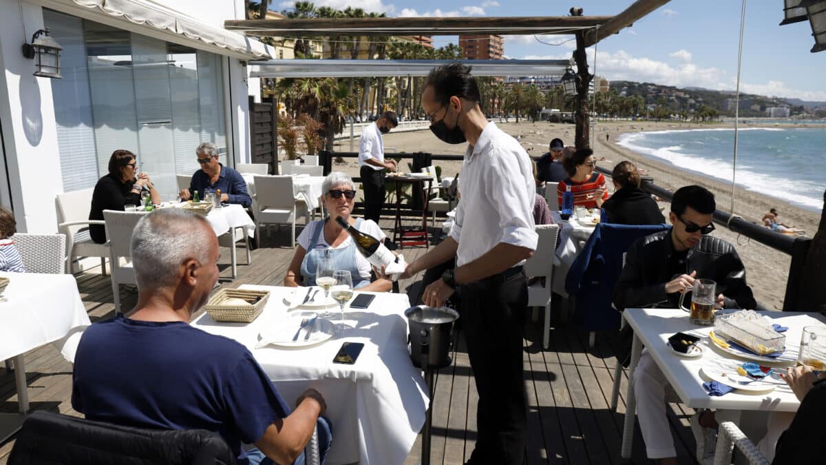 Malagueños y visitantes disfrutan de las playas y los chiringuitos de la capital