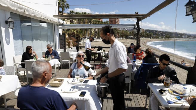 Malagueños y visitantes disfrutan de las playas y los chiringuitos de la capital