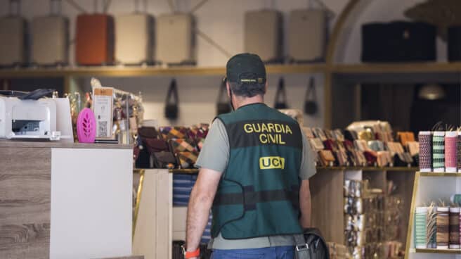 Detenido en Málaga la mano derecha de 'Fikri', líder de la red narcotraficante que surte a los clanes del Estrecho Un agente de la UCO vigila en uno de los registros realizados a establecimientos del polígono industrial de Cobo Calleja