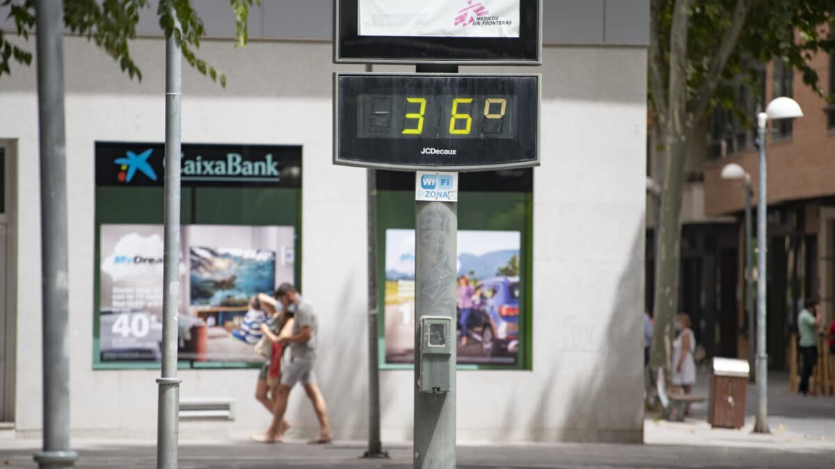 Un termómetro maraca 36 grados centígrados en la Plaza del Pilar