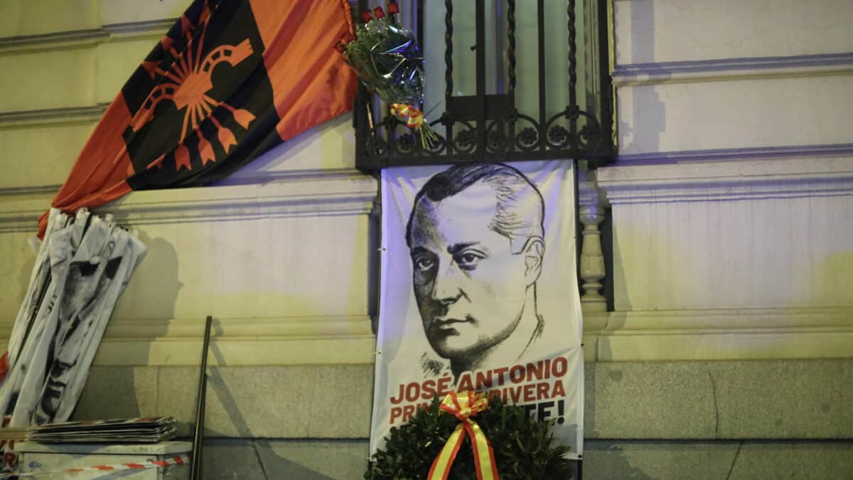 Un retrato de José Antonio Primo de Rivera durante una manifestación por el aniversario de su muerte