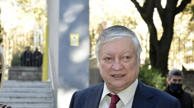 Anatoli Karpov, excampeón del mundo de ajedrez, en coma inducido tras caerse en casa