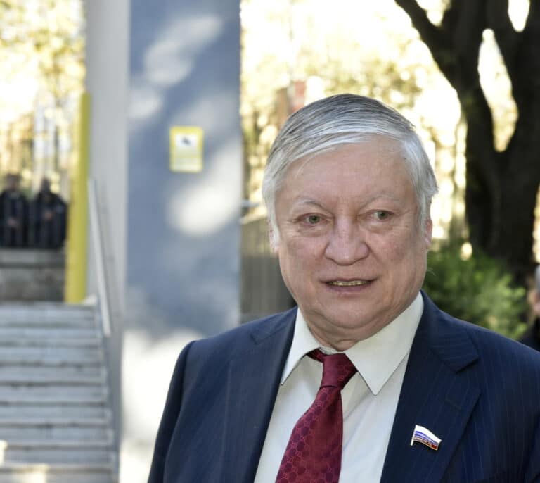 Anatoli Karpov, excampeón del mundo de ajedrez, en coma inducido tras caerse en casa