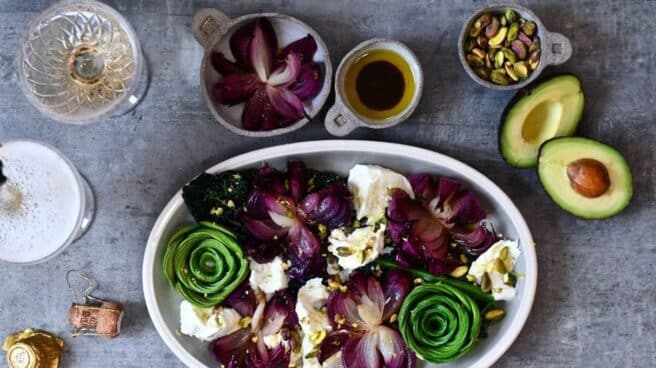 Ensalada con rosas de aguacate y flores de cebolla, ¿te atreves?