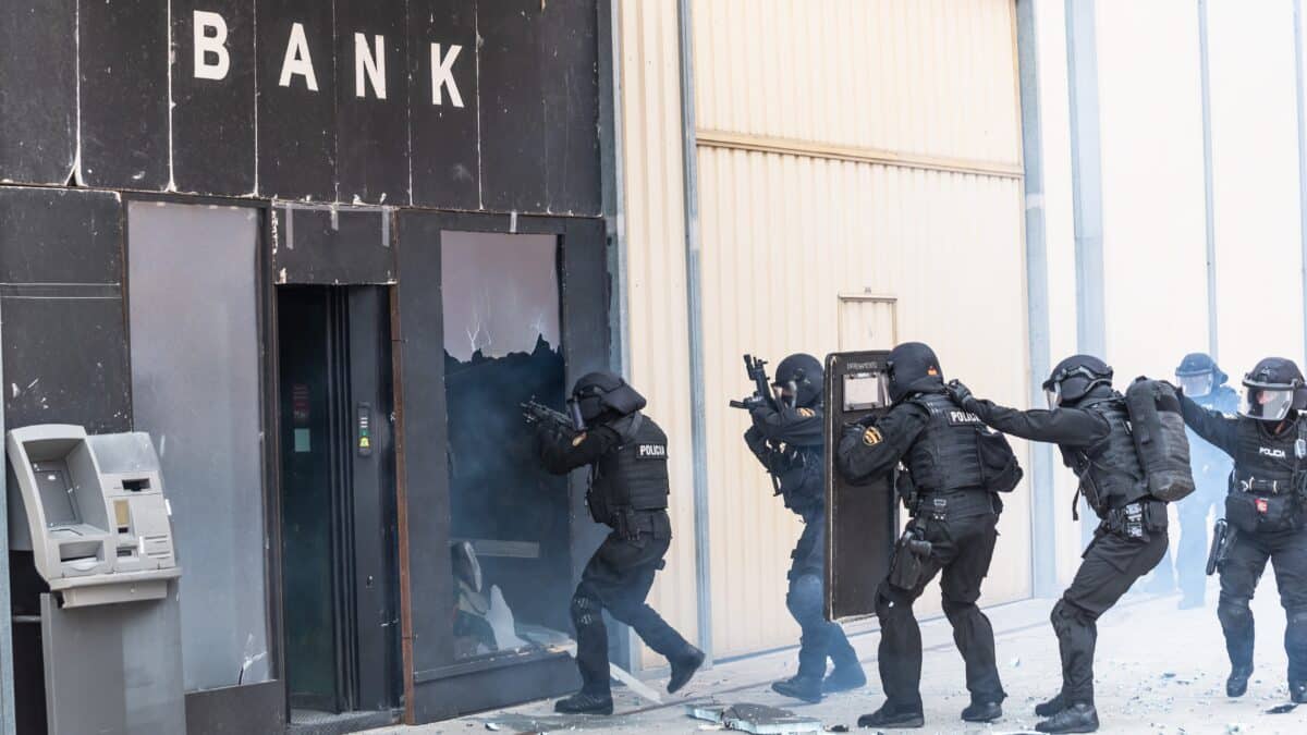 Un grupo de agentes del GEO realiza una demostración en la base operativa de esta unidad, en Guadalajara.