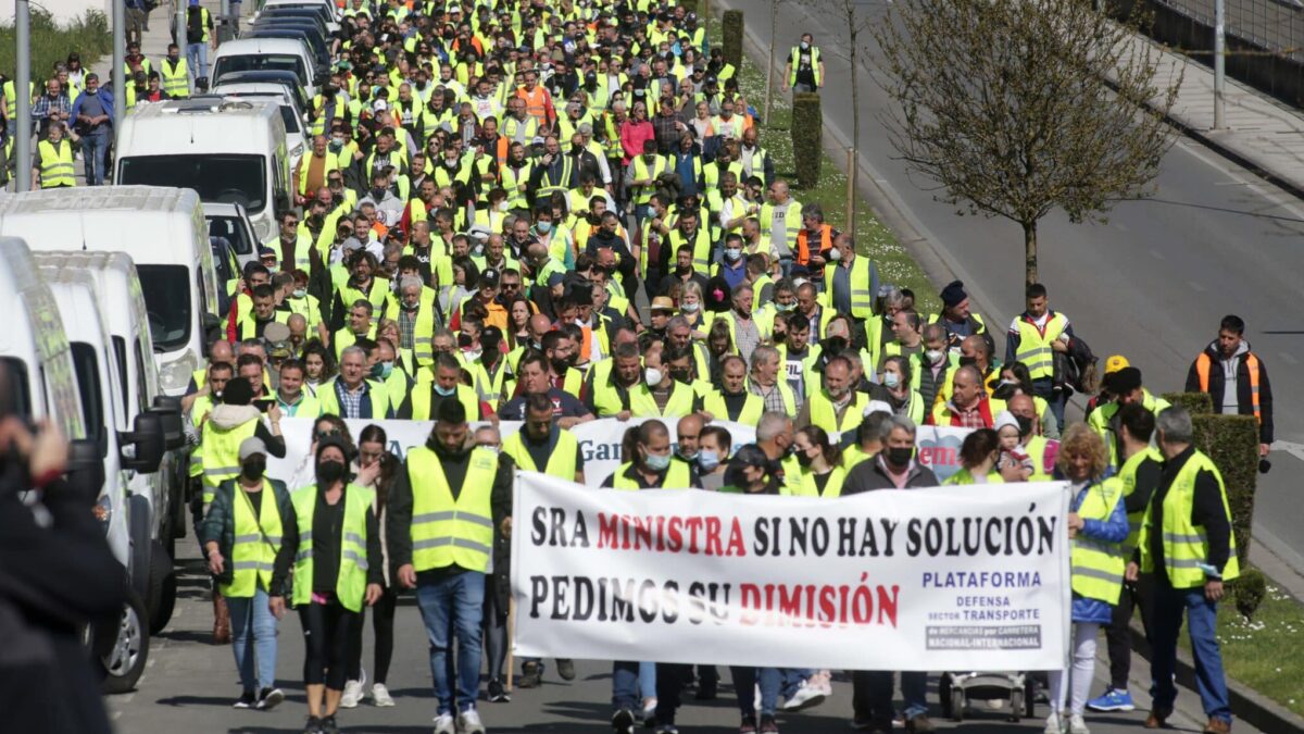 Varias personas con una pancarta en la que piden la dimisión de la ministra de Tranportes Raquel Sáncehz durante la huelga de transportistas del pasado marzo