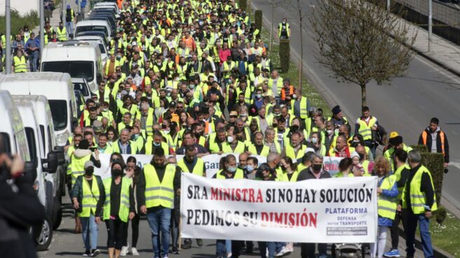 Varias personas con una pancarta en la que piden la dimisión de la ministra de Tranportes Raquel Sáncehz durante la huelga de transportistas del pasado marzo