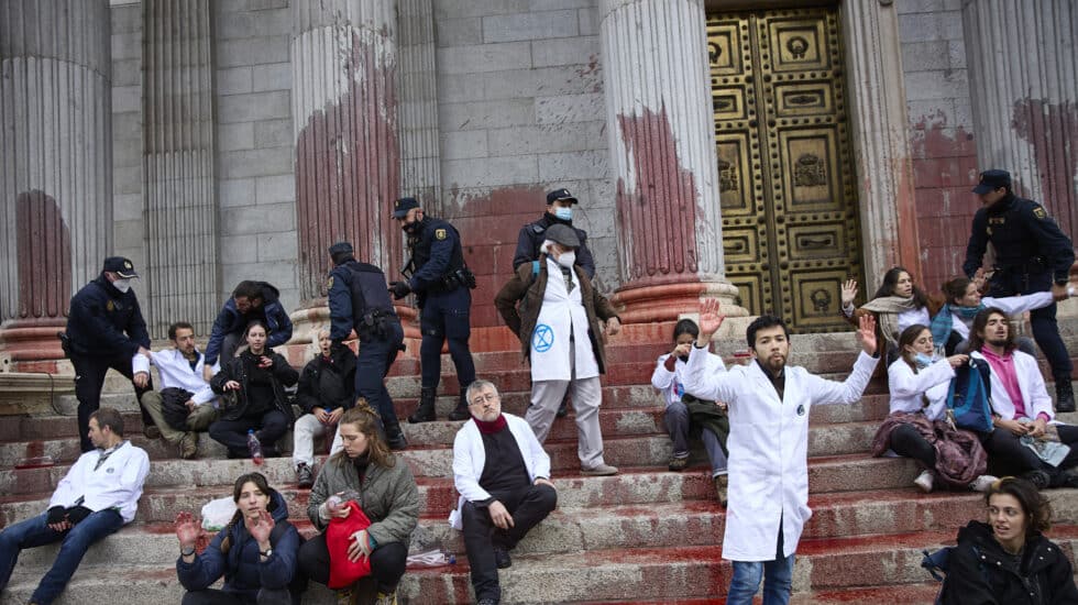 Varios manifestantes de Rebelión Científica España son desalojados por la Policía el 6 de abril de 2022, en Madrid