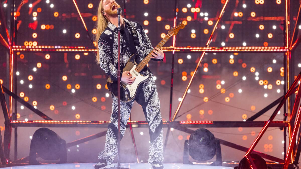 Sam Ryder de Gran Bretaña interpreta "Space Man" durante el ensayo general para la final del Festival de la Canción de Eurovisión
