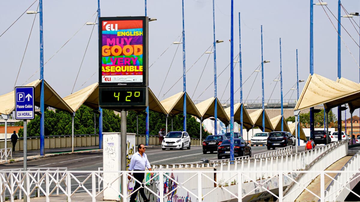 Un termómetro urbano en el Puente del Cachorro marca 42 grados durante el primer día de altas temperaturas en Sevilla
