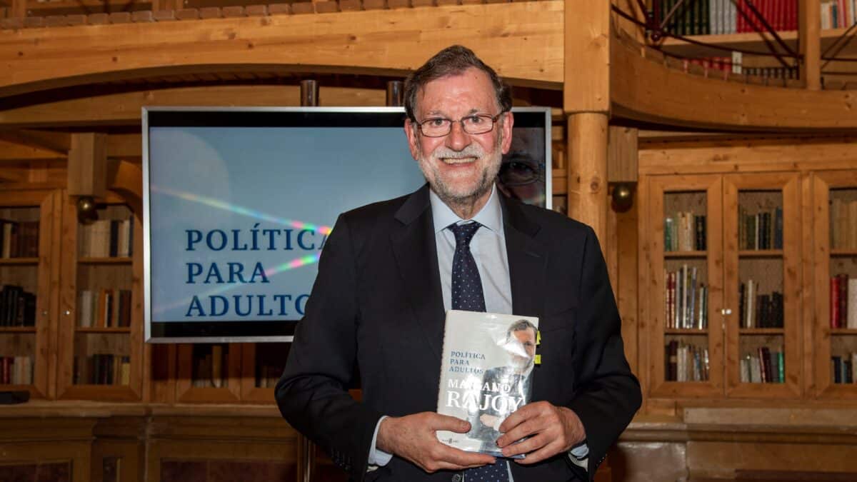 El ex presidente del Gobierno Mariano Rajoy posa en la presentación de su último libro.